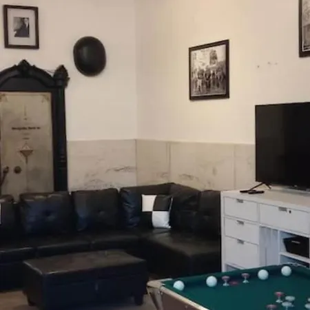 The Vault On Main-1800S Bank With Og Vault Bed & Breakfast